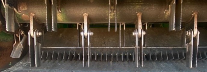 Lames pour broyeur de paille installées dans une moissonneuse-batteuse