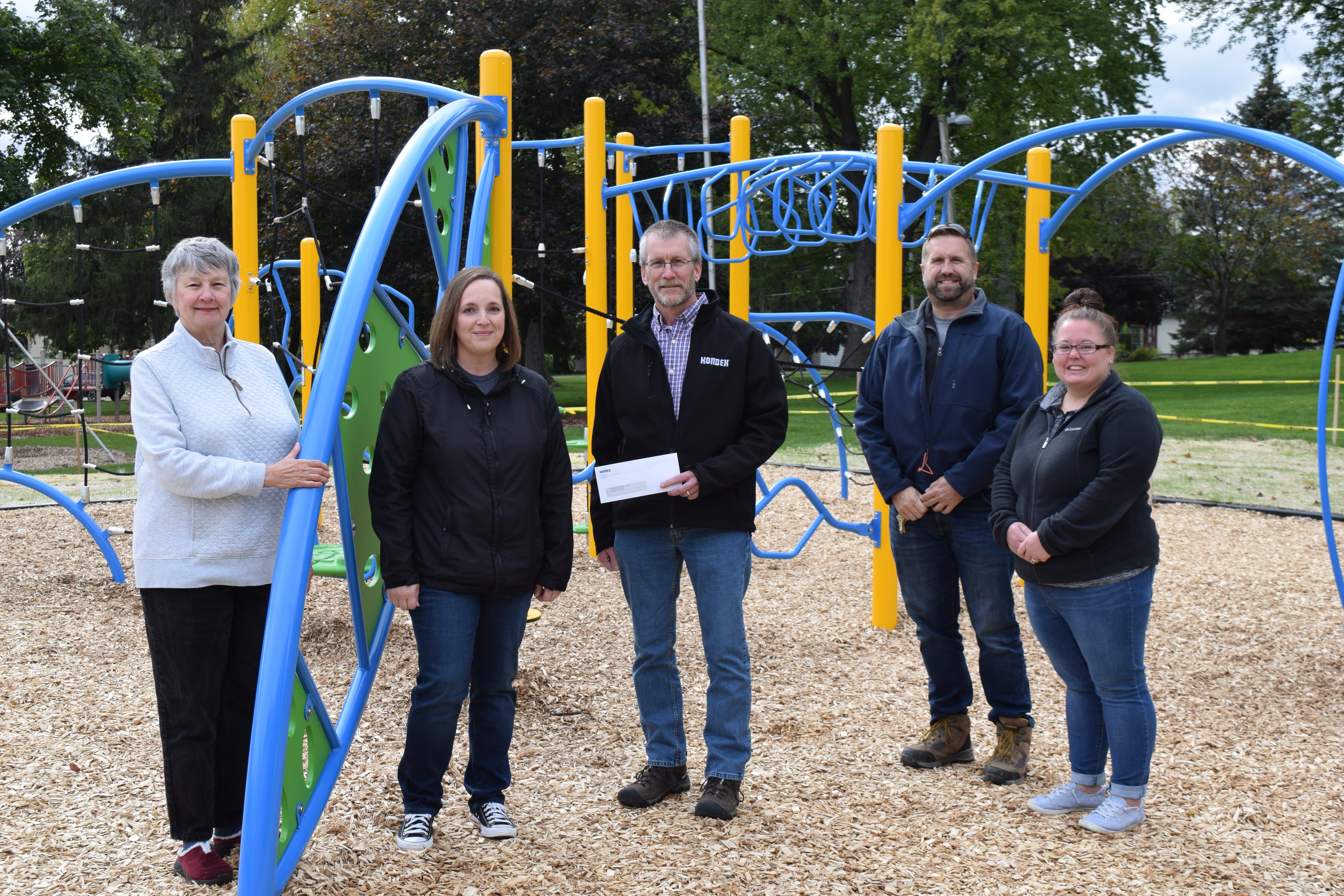 Kondex President Keith Johnson standing side by side with members of the Friends of Lomira Parks